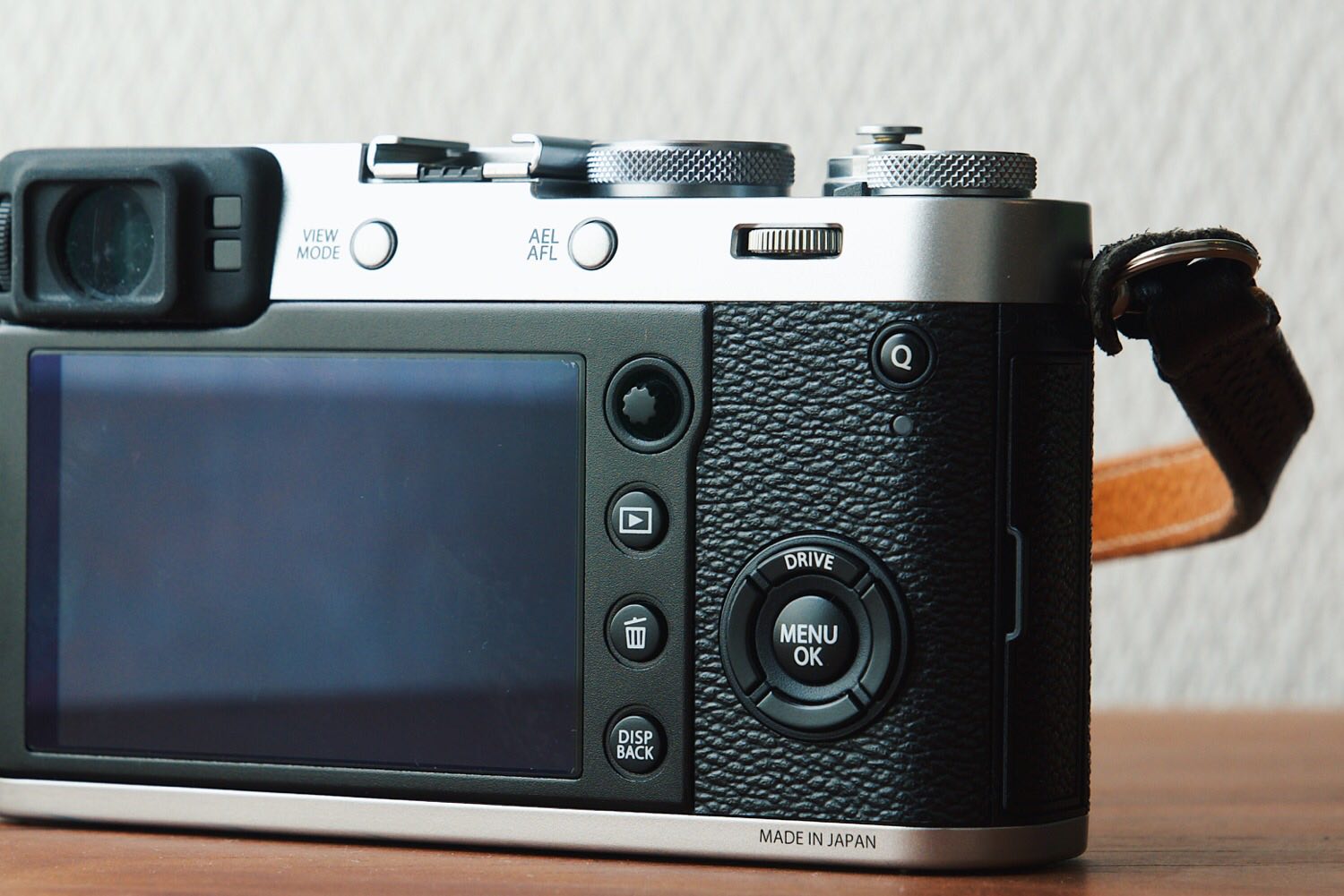 FUJI FILM 富士フイルム X X100F (シャッター回数5100回) デジタルカメラ 素晴らしい外見