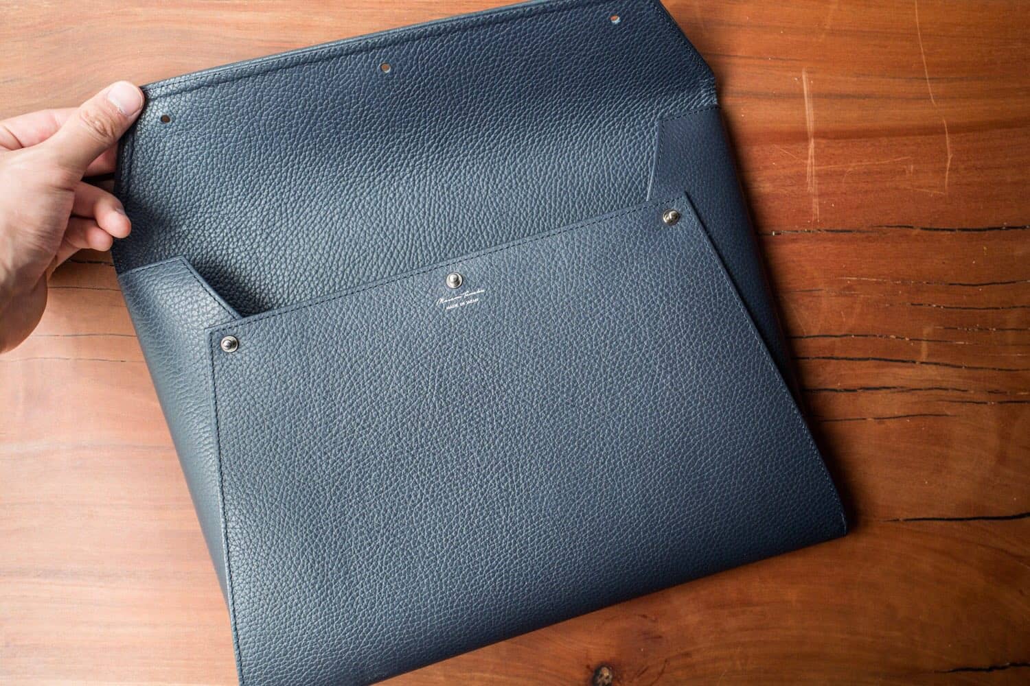 こだわりを一枚革に詰め込む。MASAMI TANAKAの本革エンベロープクラッチバッグ。 | DRESS CODE.（ドレスコード）