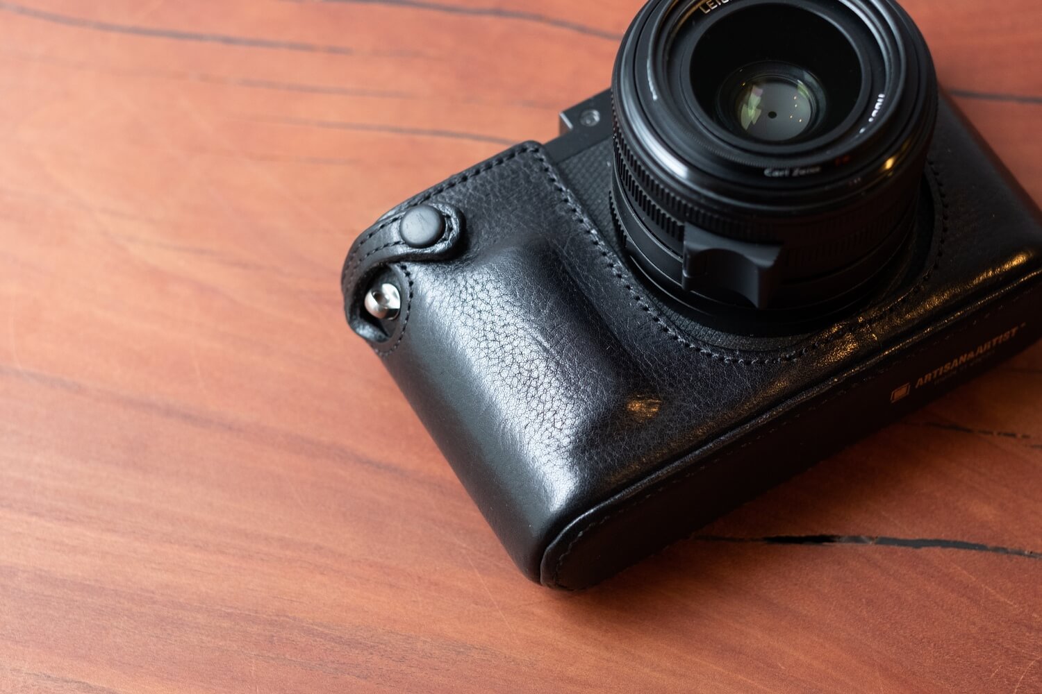 Leica QのボディケースはARTISAN  ARTISTのレザーケースがオススメ。 | DRESS CODE.（ドレスコード）