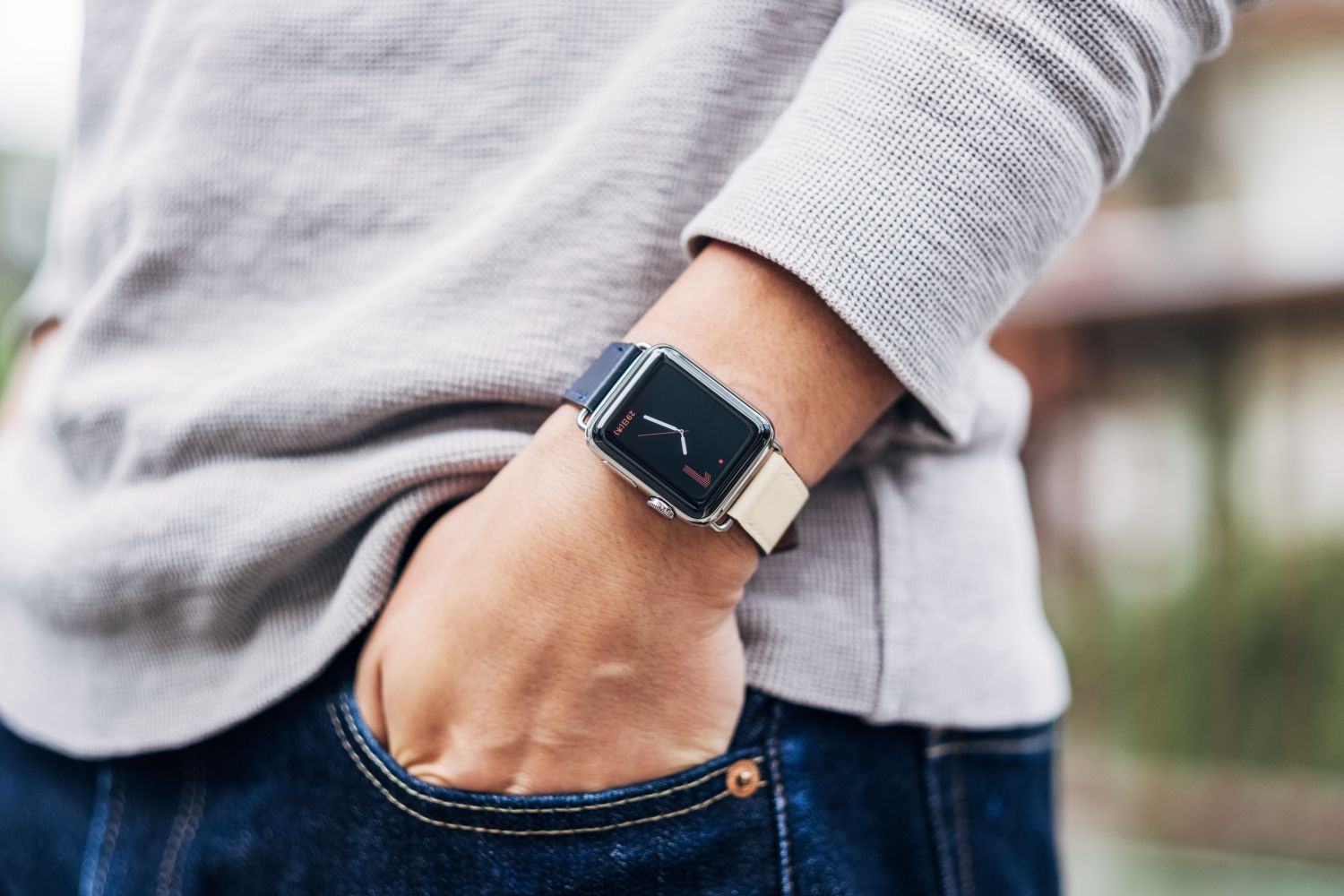 Apple Watch Hermès “純正風”の交換バンドが安くて使える！手元を 