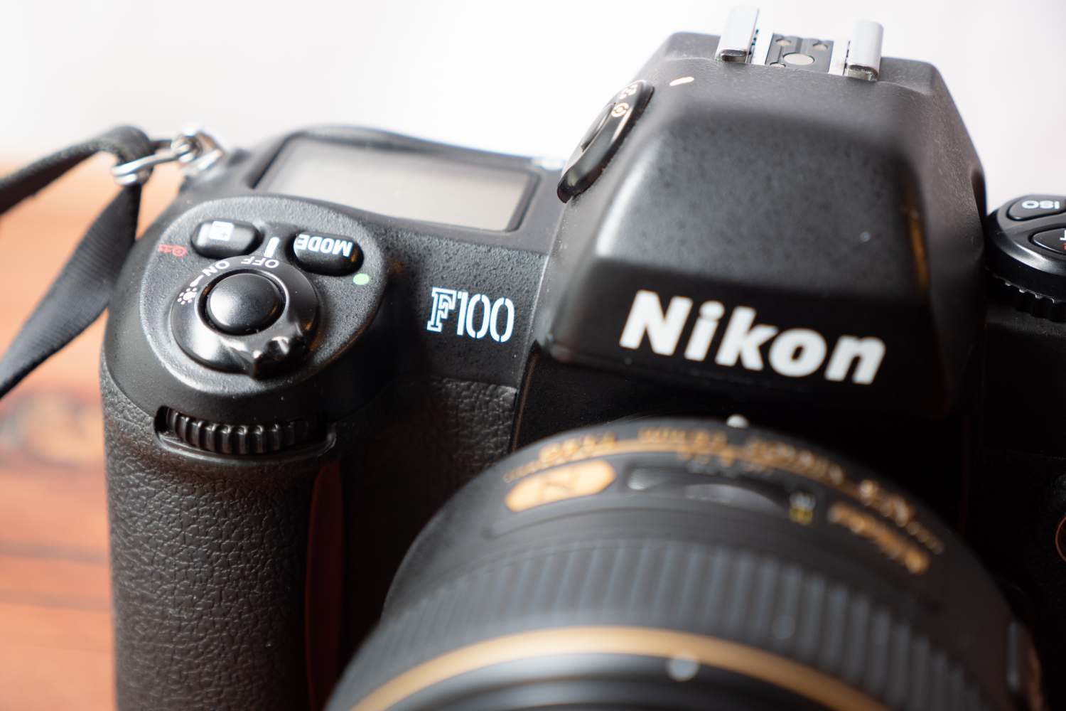 フィルムAFカメラ NIKON F100を購入。デジタル的な操作感のフィルム 
