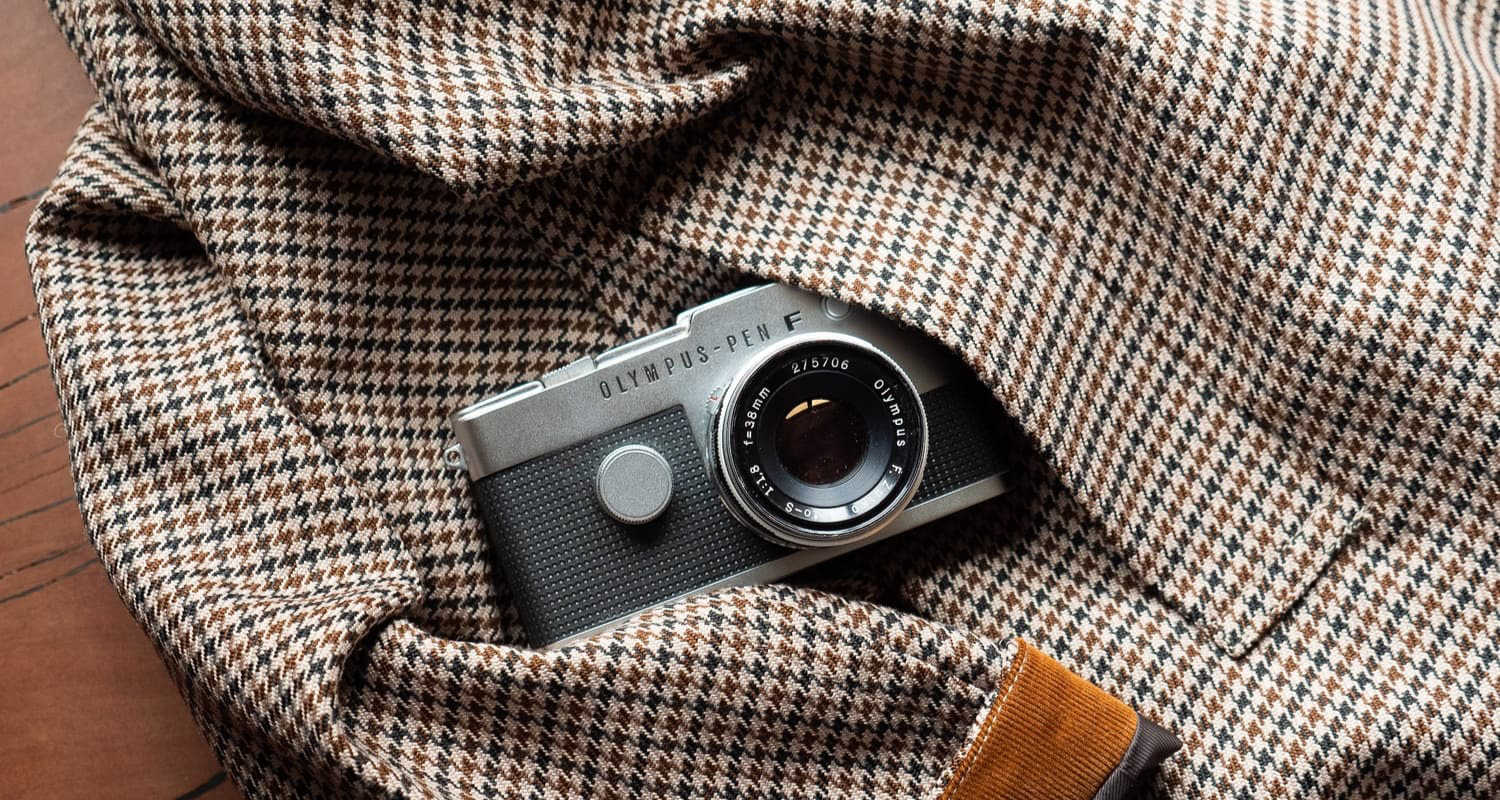 フィルムカメラOLYMPUS PEN FTで、ポケットに一眼レフを忍ばせるという選択。 | DRESS CODE.（ドレスコード）